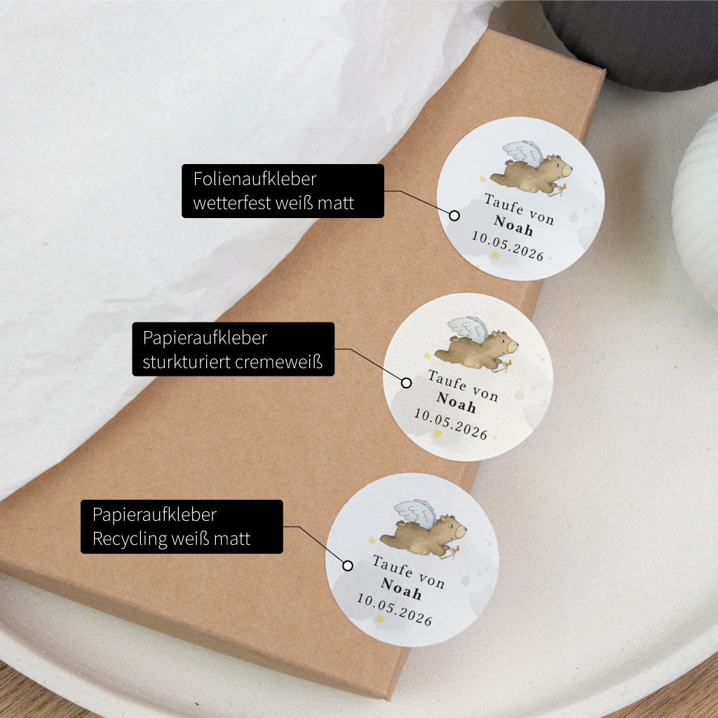 Vergleich verschiedener Materialien für personalisierte Aufkleber zur Taufe, Foliensticker und Papiersticker mit Engel-Bär Motiv