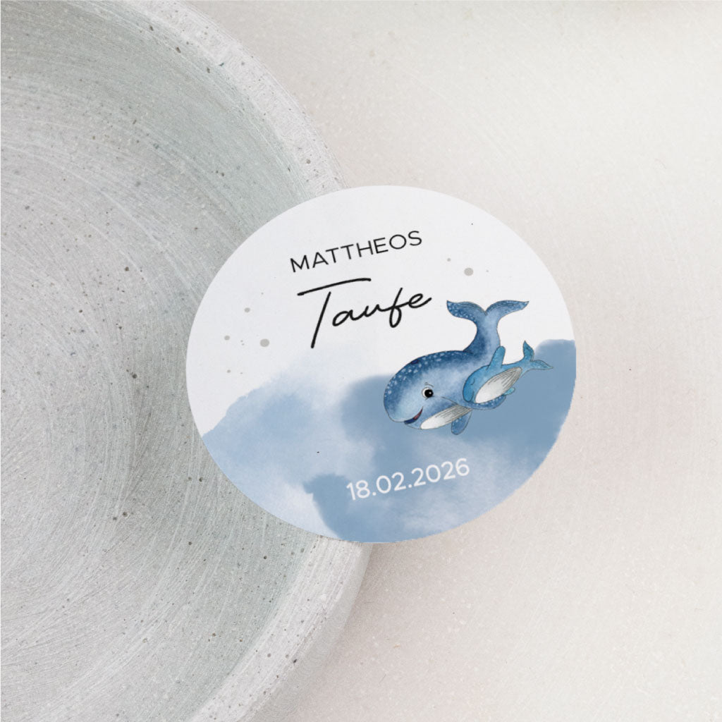 Personalisierter Aufkleber Taufe in rundem Format mit blauem Walmotiv, Name und Datum – liebevoll gestaltet für Einladungen, Gastgeschenk oder Mitgebsel.