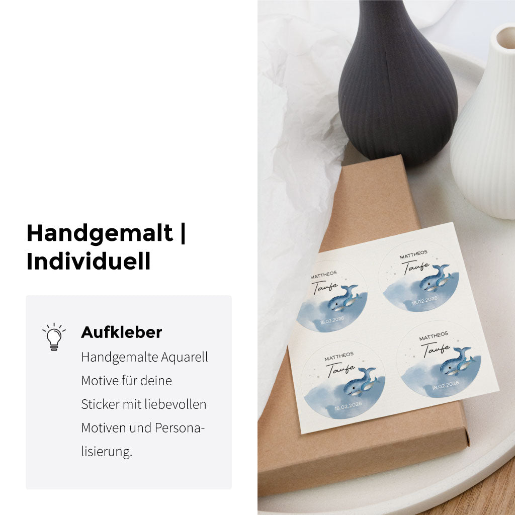 Runde Sticker zur Taufe mit handgemaltem Walmotiv in Blau, personalisierter Beschriftung und sanftem Hintergrund – passend für Einladungen, Gastgeschenk und Mitgebsel.