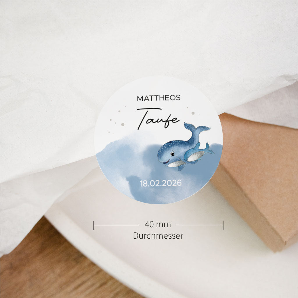 Personalisierter Aufkleber Taufe mit Aquarell Wale Motiv und 40 mm Durchmesser, rund gestaltet mit Name und Datum – ideal als Sticker für Einladungen und Gastgeschenke.