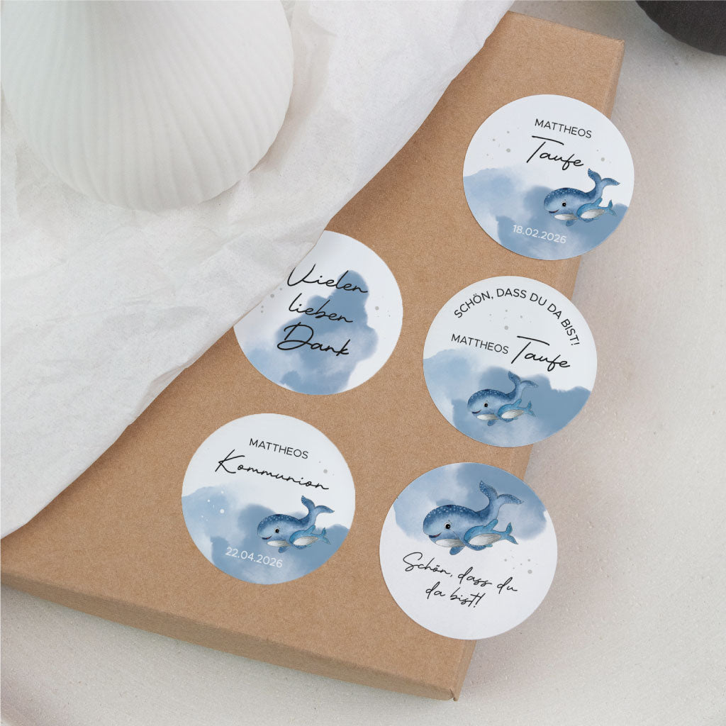 Verschiedene runde Sticker mit Walmotiv für Taufe und Kommunion, personalisierbar mit Namen, Datum und Text – passend für Einladungen und Gastgeschenke.