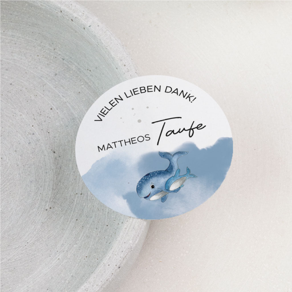 Personalisierter Aufkleber zum Danke sagen für die Tauffeier mit Name und handgemaltem Wal-Motiv in Blau