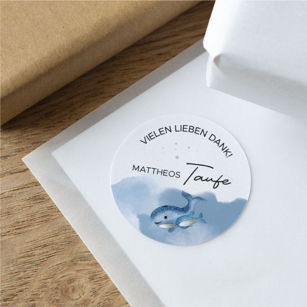 Detailansicht eines personalisierten Aufklebers zum Danke sagen mit Name und handgemaltem Wal-Motiv