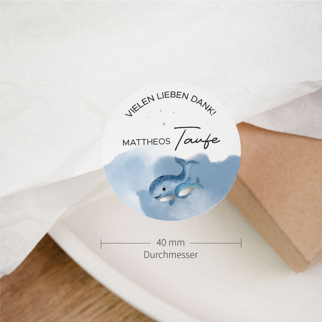 Runder Aufkleber zum Danke sagen mit 40 mm Durchmesser, personalisiert mit Name und Wal-Motiv für die Tauffeier