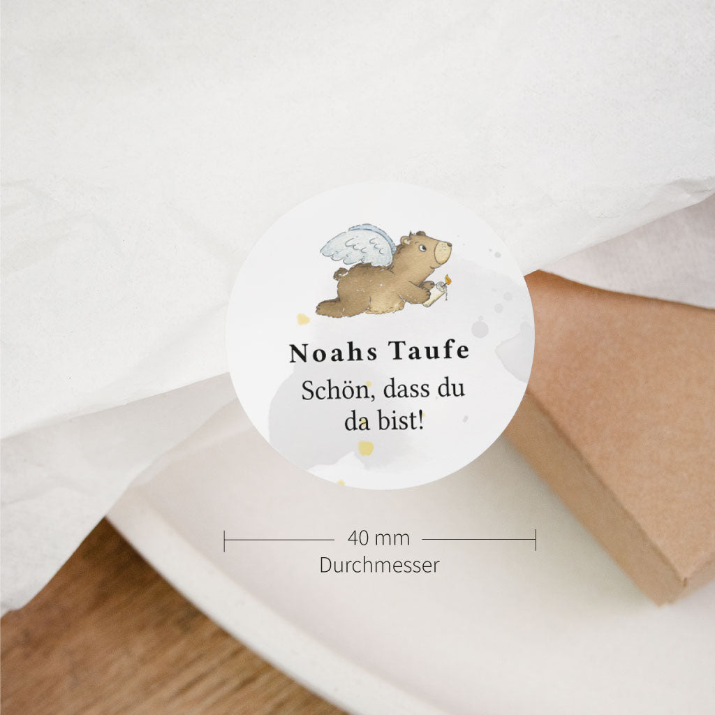 Personalisierter Sticker zur Taufe mit handgemaltem Motiv und Angabe zum Durchmesser von 40 mm.