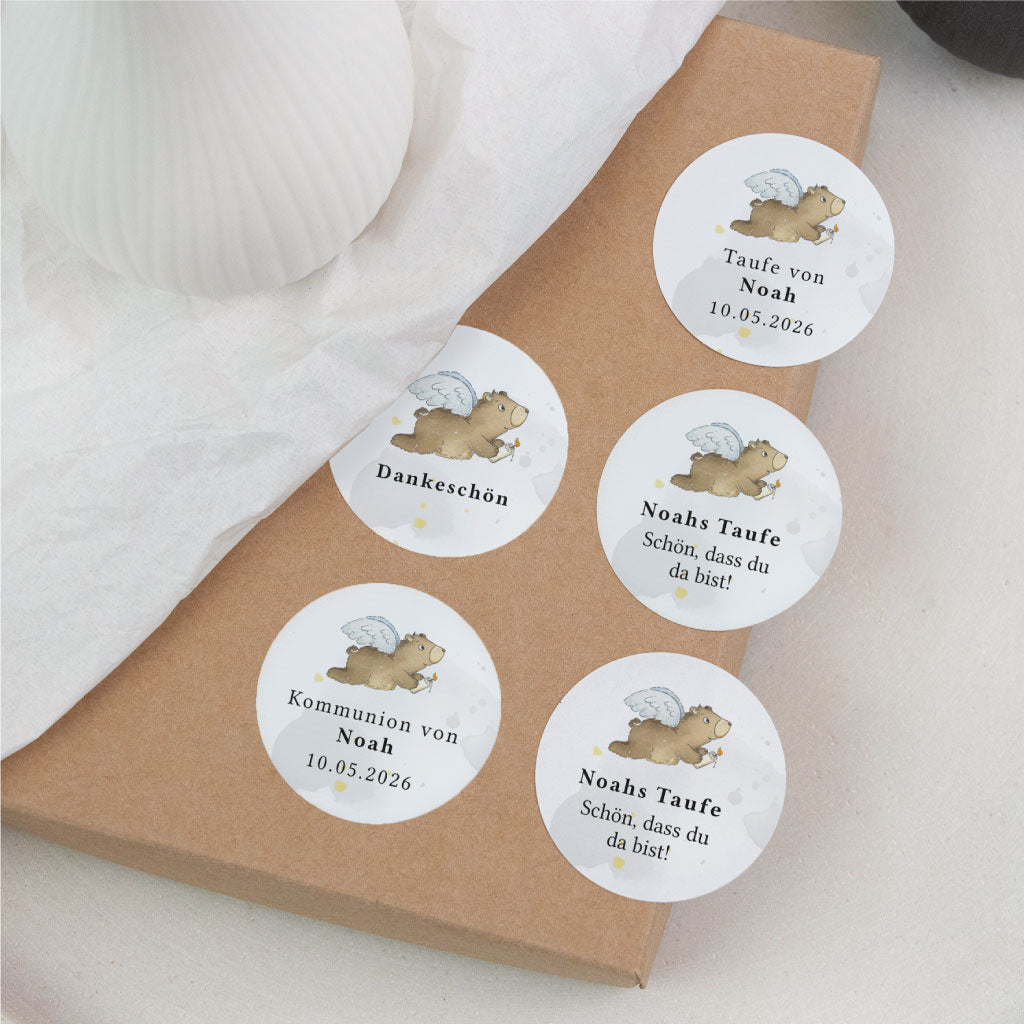 Vier personalisierte Sticker mit handgemaltem Motiv für Taufe, Kommunion und Dankeschön als zusammenpassende Designserie.