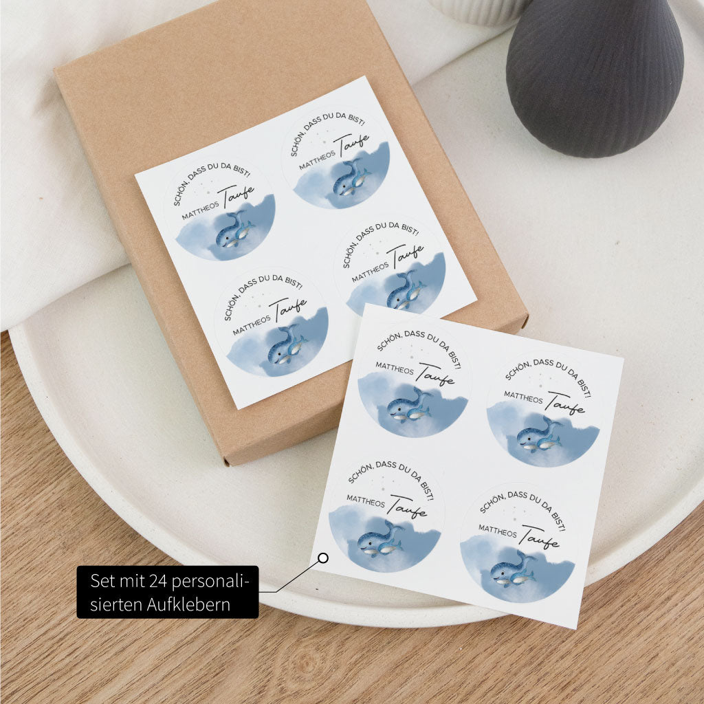 Set aus 24 personalisierten Aufklebern zur Taufe mit Name und handgemaltem Wal Aquarell für Willkommen, Gastgeschenke und Mitgebsel