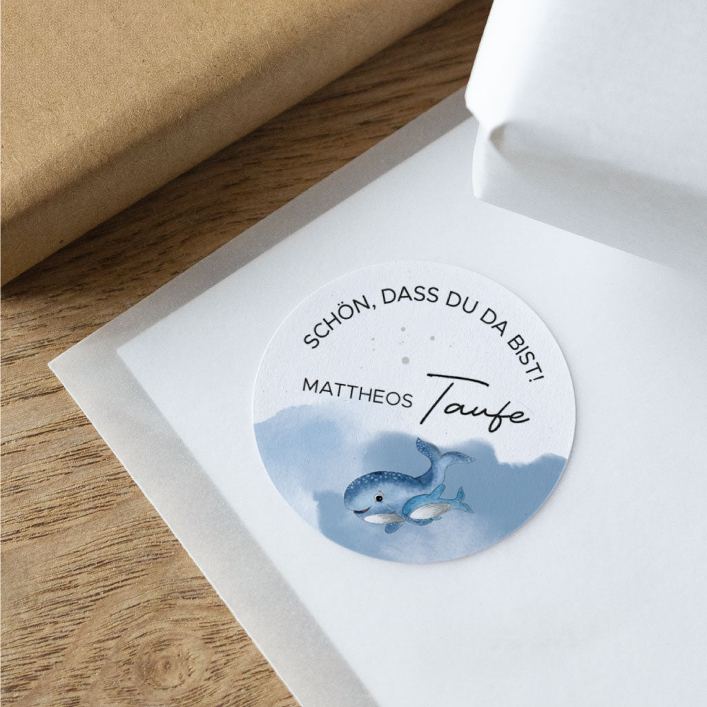 Aufkleber Taufe in verschiedenen Materialien, personalisiert mit Name und handgemaltem Walmotiv für Willkommen, Gastgeschenke und Mitgebsel