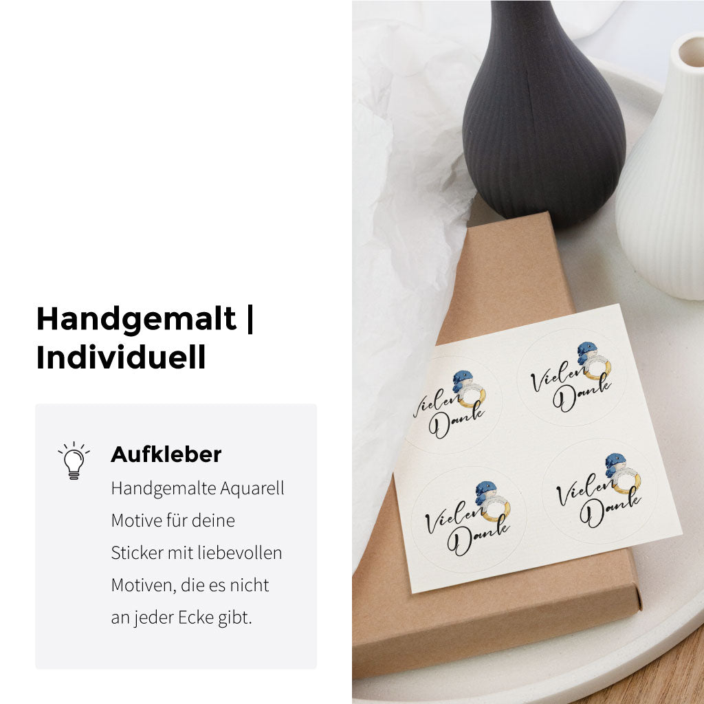 Aufkleber für die Taufe mit handgemaltem Wal-Motiv als Danke Sticker auf Verpackung präsentiert
