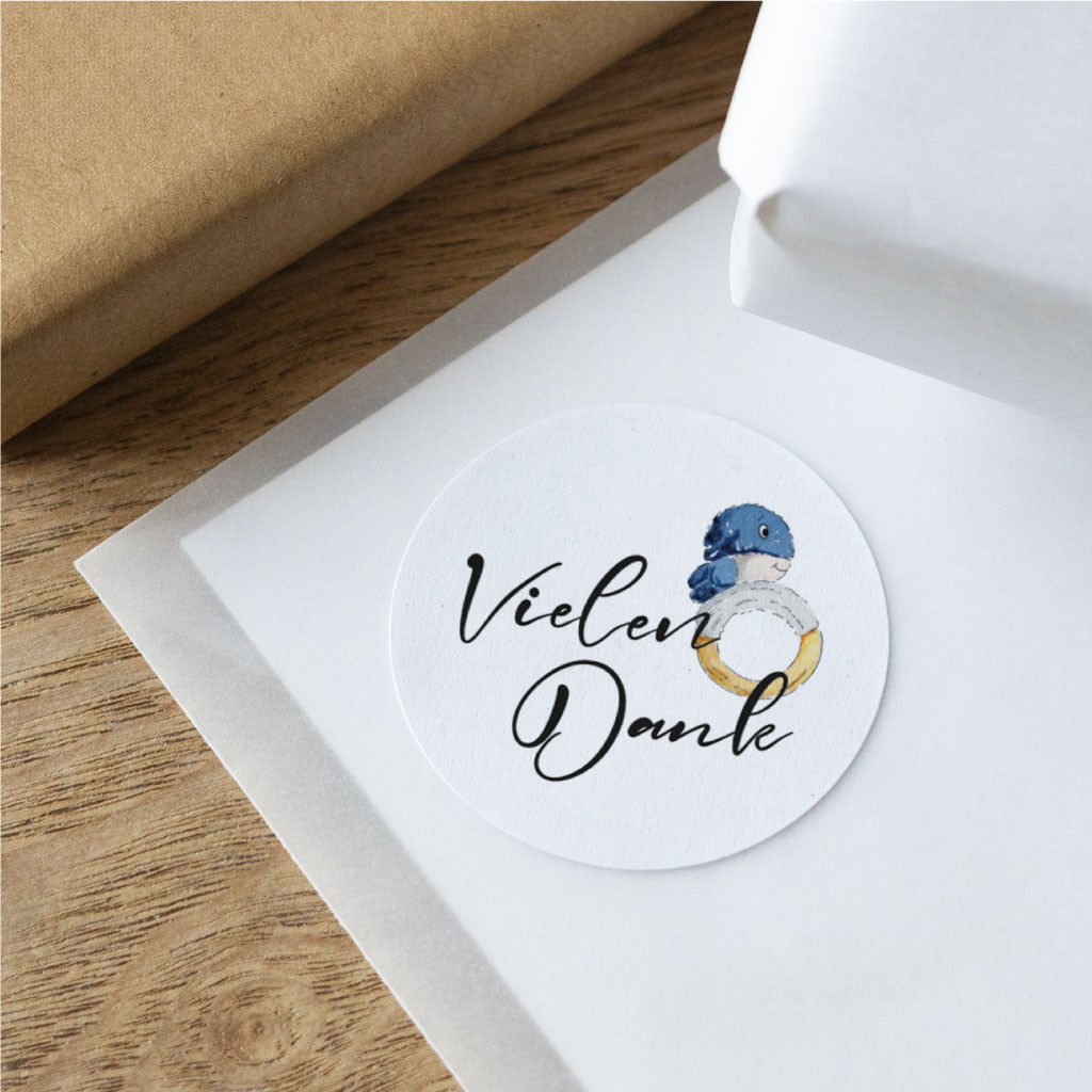 Einzelner Aufkleber zur Taufe mit Vielen Dank Schriftzug und handgemaltem Wal auf Umschlag