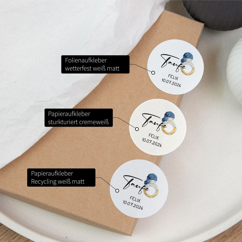 Runde Aufkleber zur Taufe in verschiedenen Materialien, personalisiert mit Name und Datum, mit handgemaltem Wal