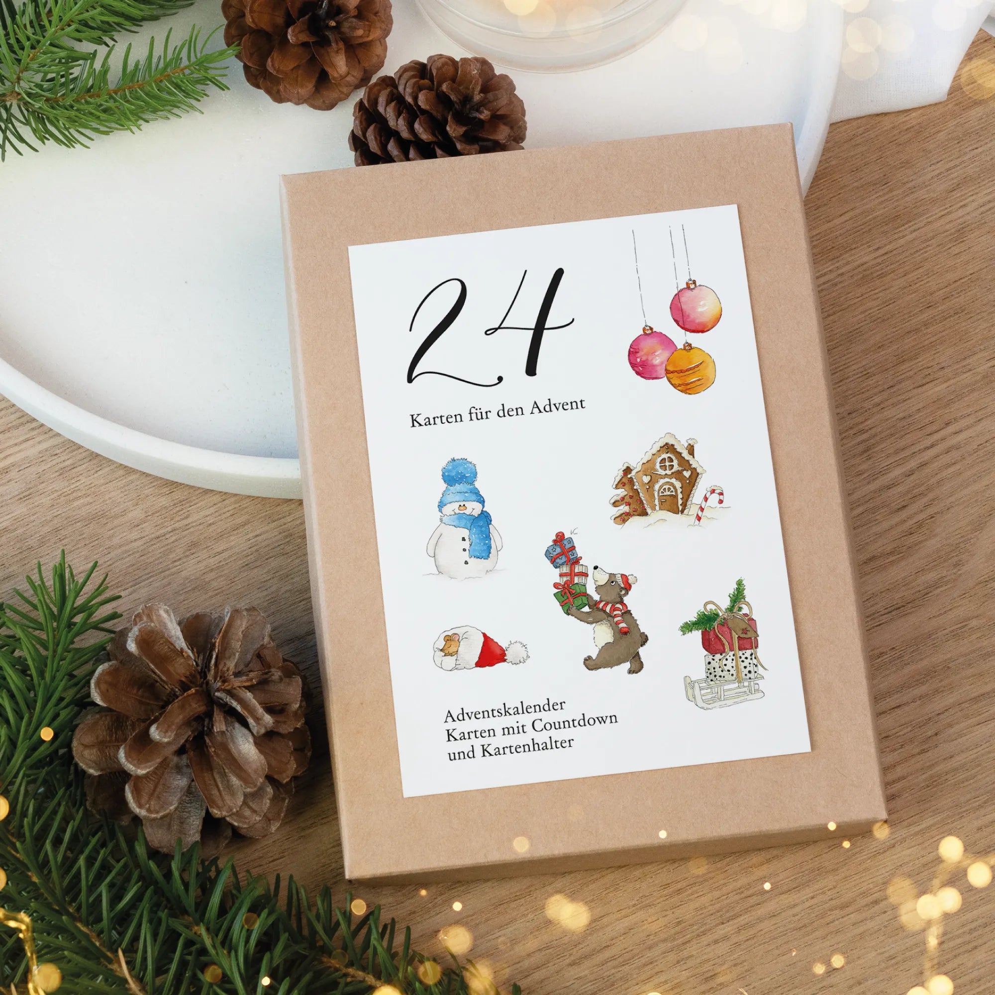 Adventskalender Karten Set in der braunen Geschenk Box aus Kraftkarton mit weihnachtlichem Aufkleber.