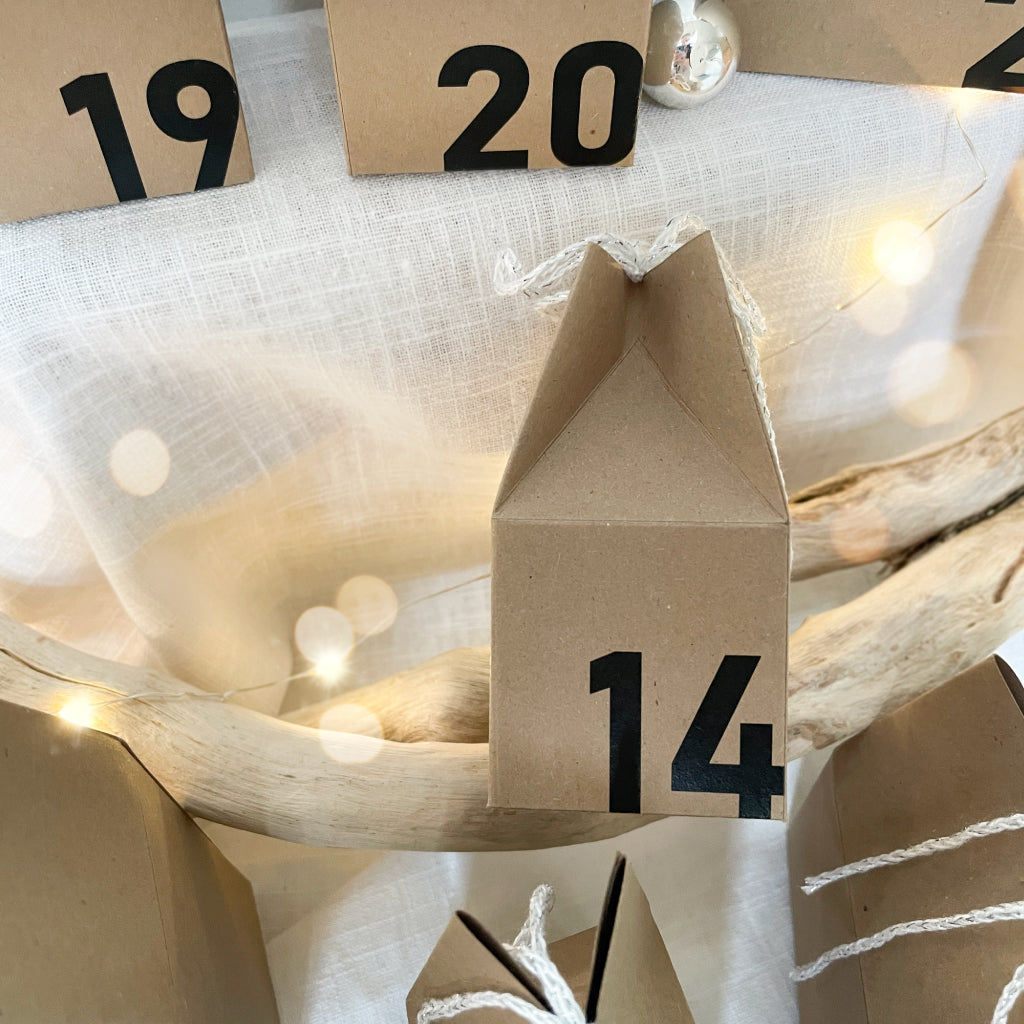 Einzelnes Adventskalender Häuschen aus braunem Karton mit Zahl, als Teil eines kreativen Bastelsets zum Befüllen.