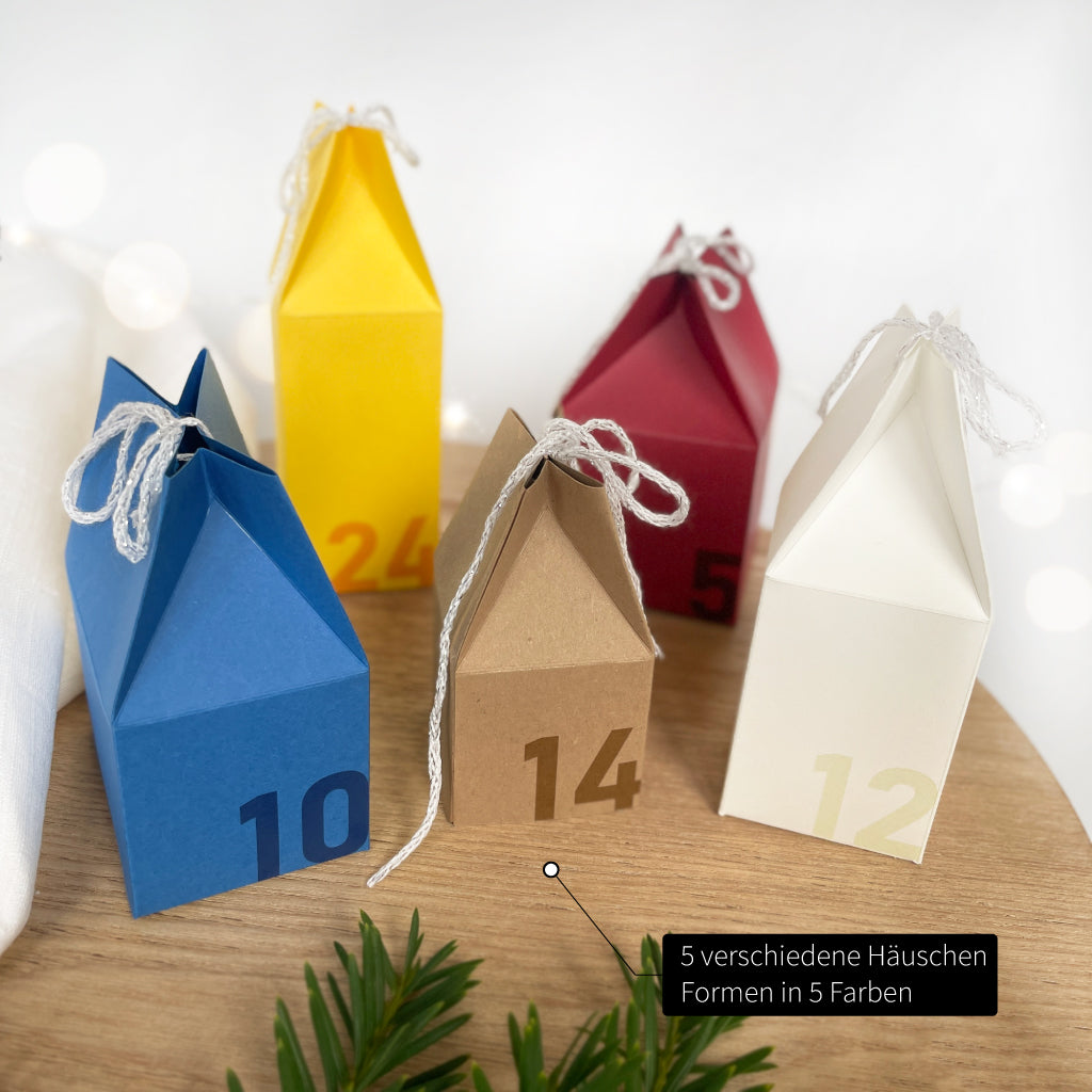 DIY Adventskalender mit Häuschen in fünf Farben und Formen – jedes mit Zahl und Kordel, ideal zum Befüllen und Selbstgestalten.