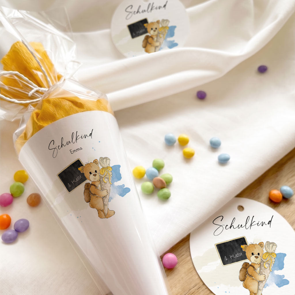Süßes Gastgeschenk zur Einschulung bestehend aus einer gebastelten Mini Schultüte und passenden Anhängern mit Teddybär.