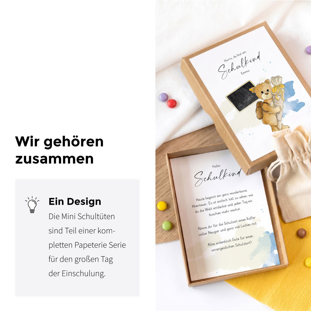Geöffnete Geschenkschachtel zur Einschulung mit passendem Text und liebevollem Teddy Aquarell Motiv auf dem Deckel.