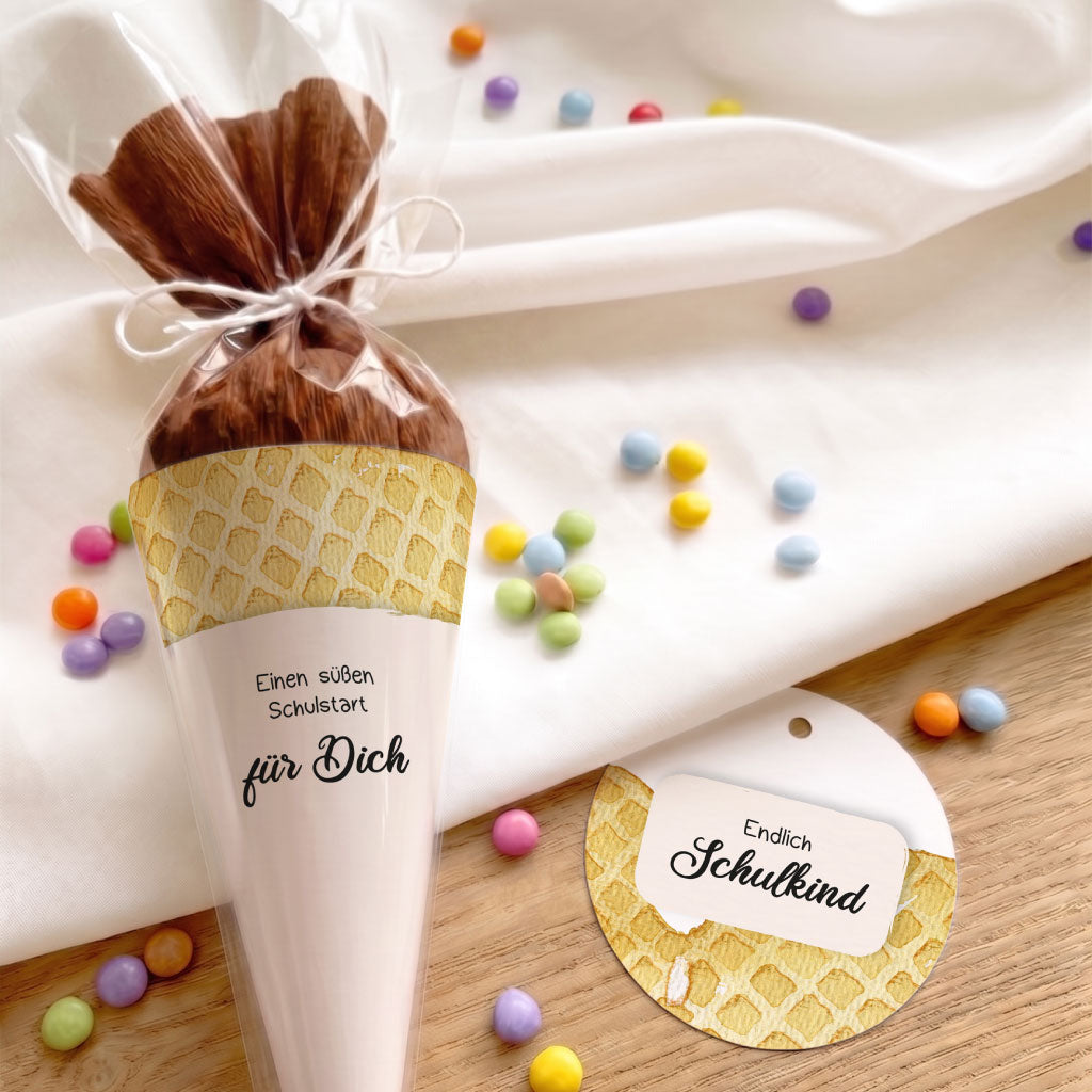 Nahaufnahme der kleinen Schultüte mit Eiswaffel Aquarell Motiv. Schönes DIY Gastgeschenk zur Einschulungsparty.