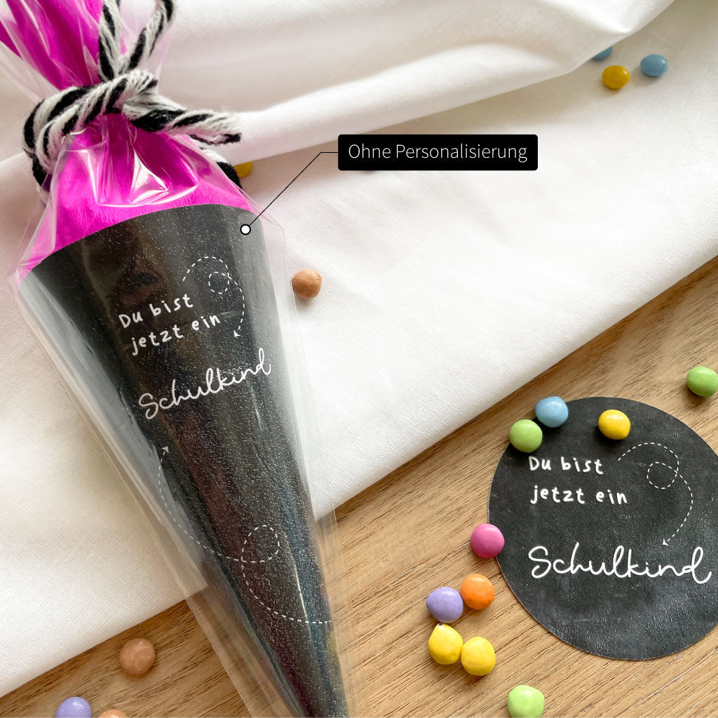 Schwarze Zuckertüte als Gastgeschenk zum Schulanfang