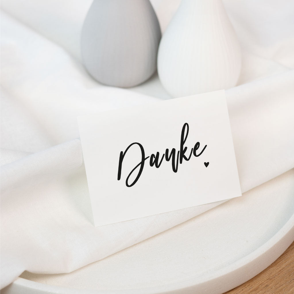 Geschwungener Schreibschrift Schriftzug Danke mit Herz
