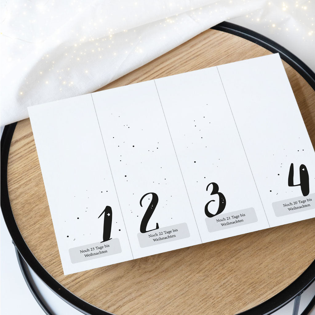 Eine der Seiten liegt ausgedruckt auf Deko, Zahlen 1-4 mit Countdown bis Weihnachten für Adventskalender