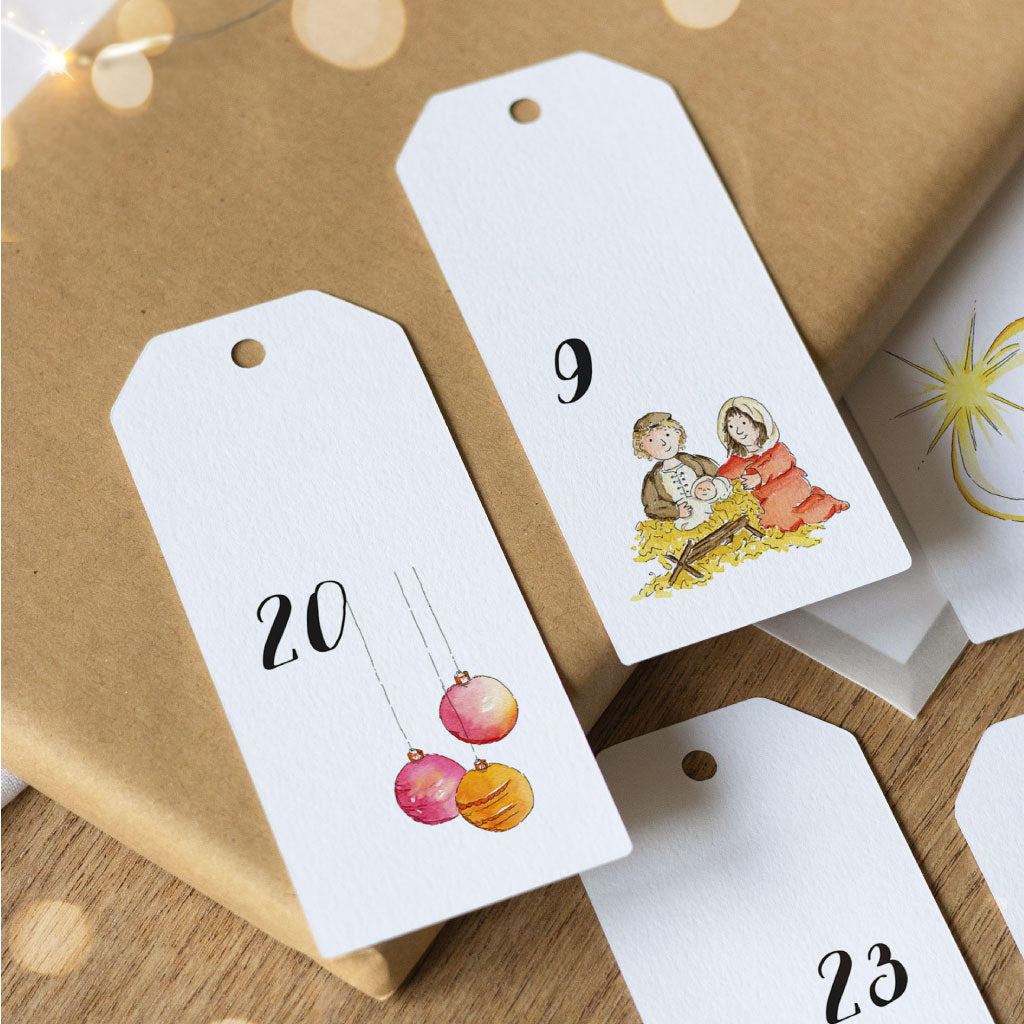 Detailfoto der Anhänger Nummer 9 und 20 mit Christbaumkugeln und Maria und Josef mit Jesus