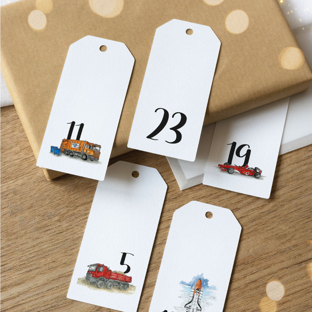Adventskalender Anhänger liegen auf kleinen Geschenken und Kuverts