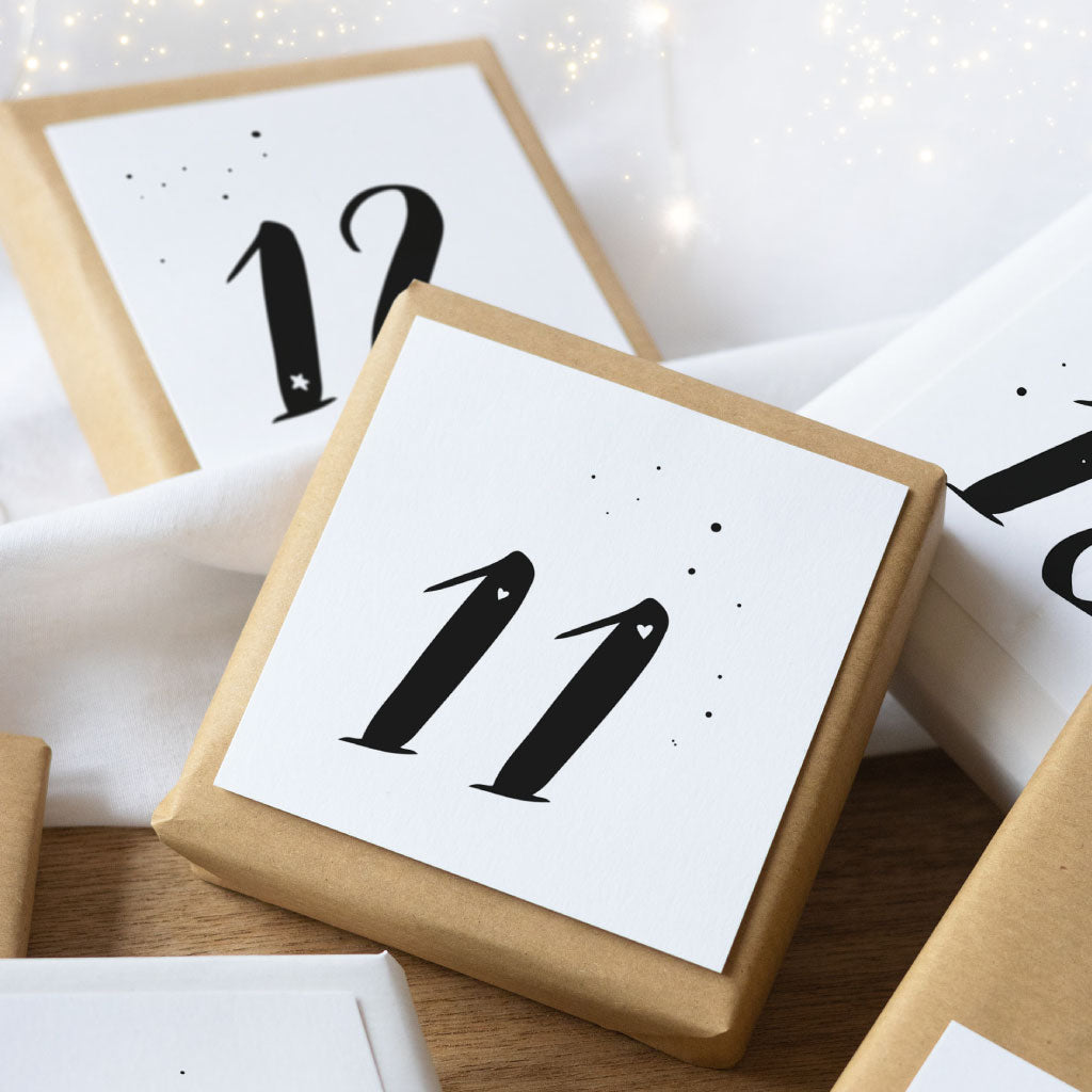 Karte Nummer 11 auf kleinen Geschenkschachteln