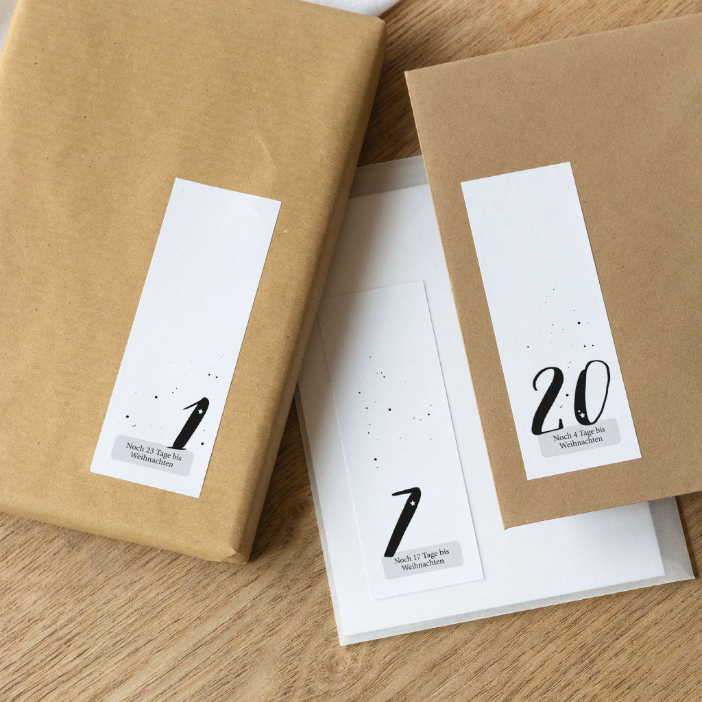 Weihnachtskalender Zahlen auf kleinen weißen und braunen Geschenken und Kuverts