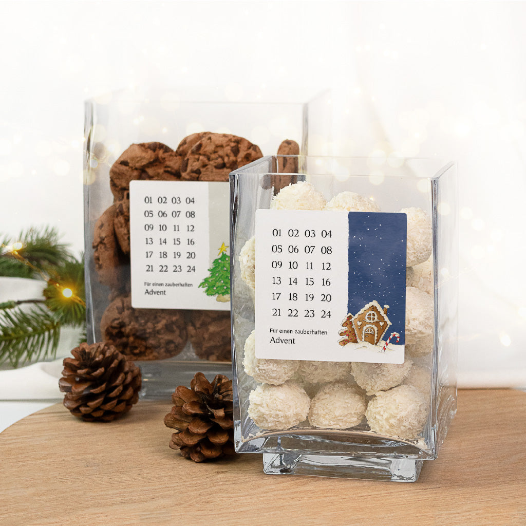 Zwei befüllte Behälter mit weihnachtlichen Motiven als Inspiration für den DIY Adventskalender im Dezember