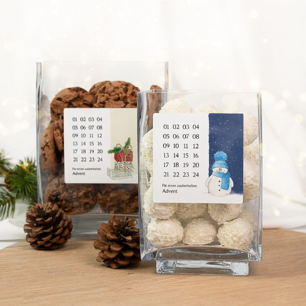 Zwei weihnachtliche Dekorationen mit den ausgedruckten Adventskalender Aufklebern für einen kreativen Countdown