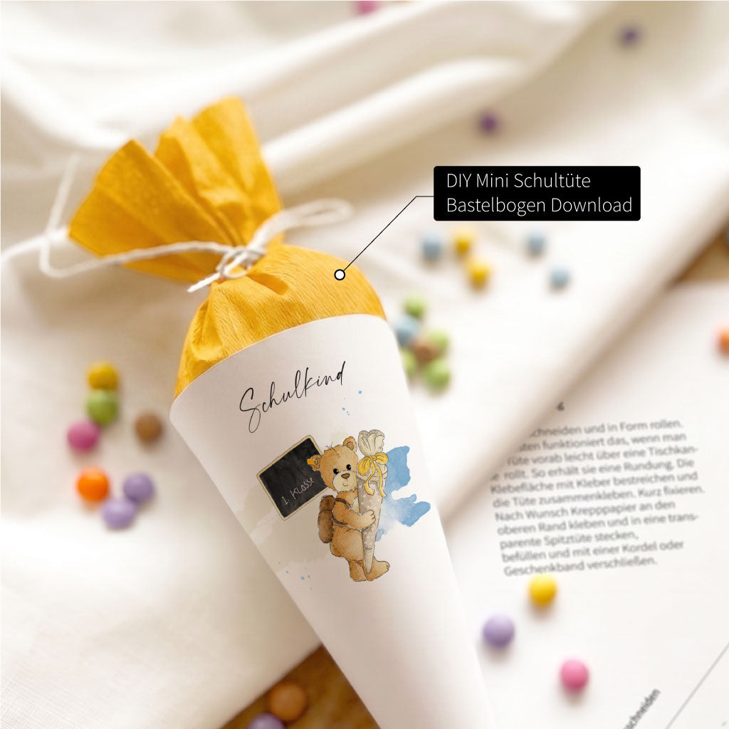 Ausgedruckter Bastelbogen für eine Mini Schultüte mit Teddy Aquarell Motiv als Deko für die Einschulungsparty.