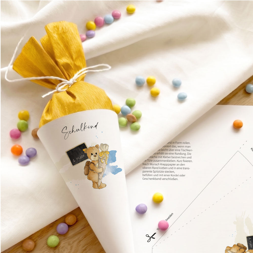 Bastelvorlage und fertige kleine Schultüte als süßes Geschenk für den ersten Schultag zum selber Basteln.