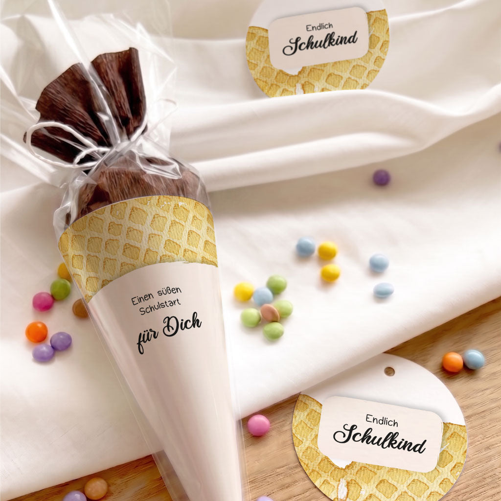 Ansicht einer Mini Schultüte mit Waffel Aquarell Motiv und zwei passenden Geschenkanhängern für die Einschulung.