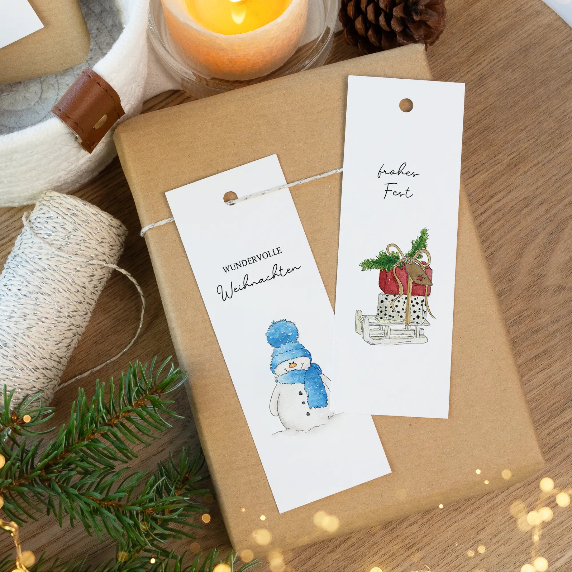 Geschenkanhänger Weihnachten Vorlage zum Ausdrucken mit Aquarell Motiv Schneemann und Geschenk auf braunem Paket.