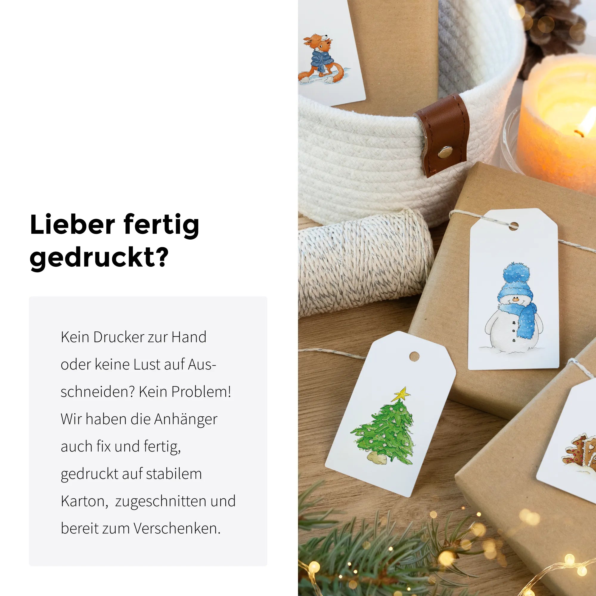 Hinweis auf fertig gedruckte Anhänger im Shop neben festlich dekorierten Weihnachtsgeschenken und gemütlichem Kerzenlicht.