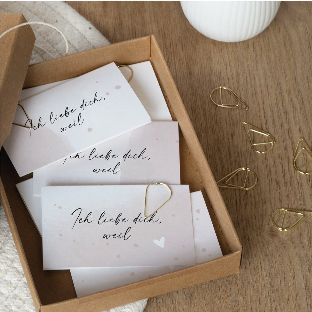 Set aus zarten Liebesbrief-Karten mit der Aufschrift „Ich liebe dich, weil“ in einer Kraftpapier-Box – ideal als digitale Datei zum Download und Ausdrucken.