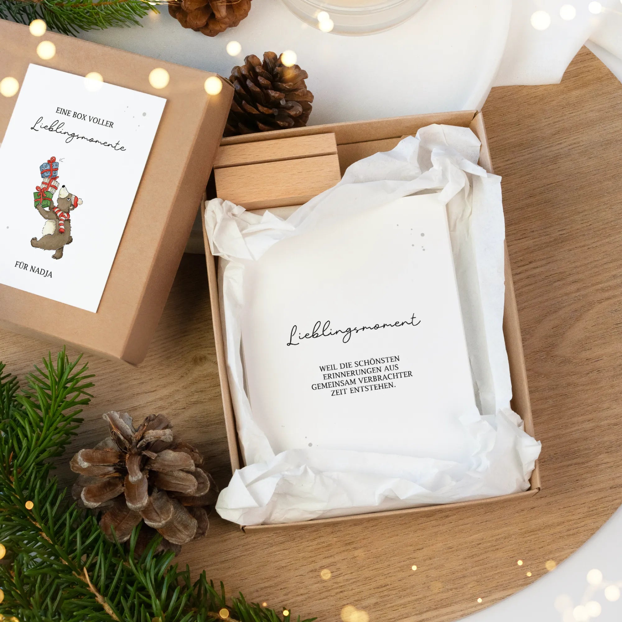 Geöffnete Geschenkbox aus Kraftpapier. Darin liegen Gutscheinkarten mit dem Spruch Lieblingsmoment und ein Kartenhalter.