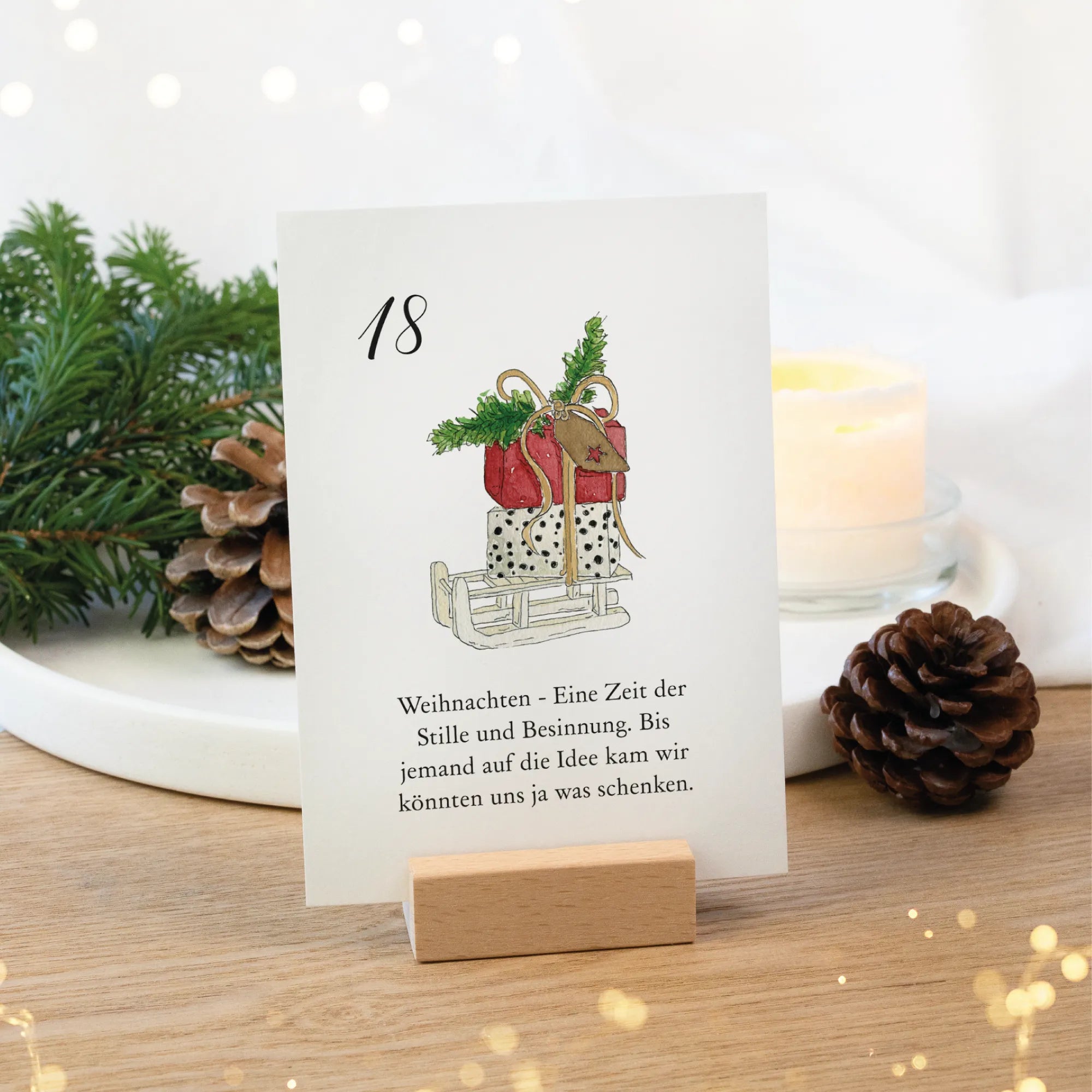 Lustige Adventskalender Karte Nummer 18 in einem Holzaufsteller. Zeigt ein Schlitten Aquarell Motiv mit vielen Geschenken.