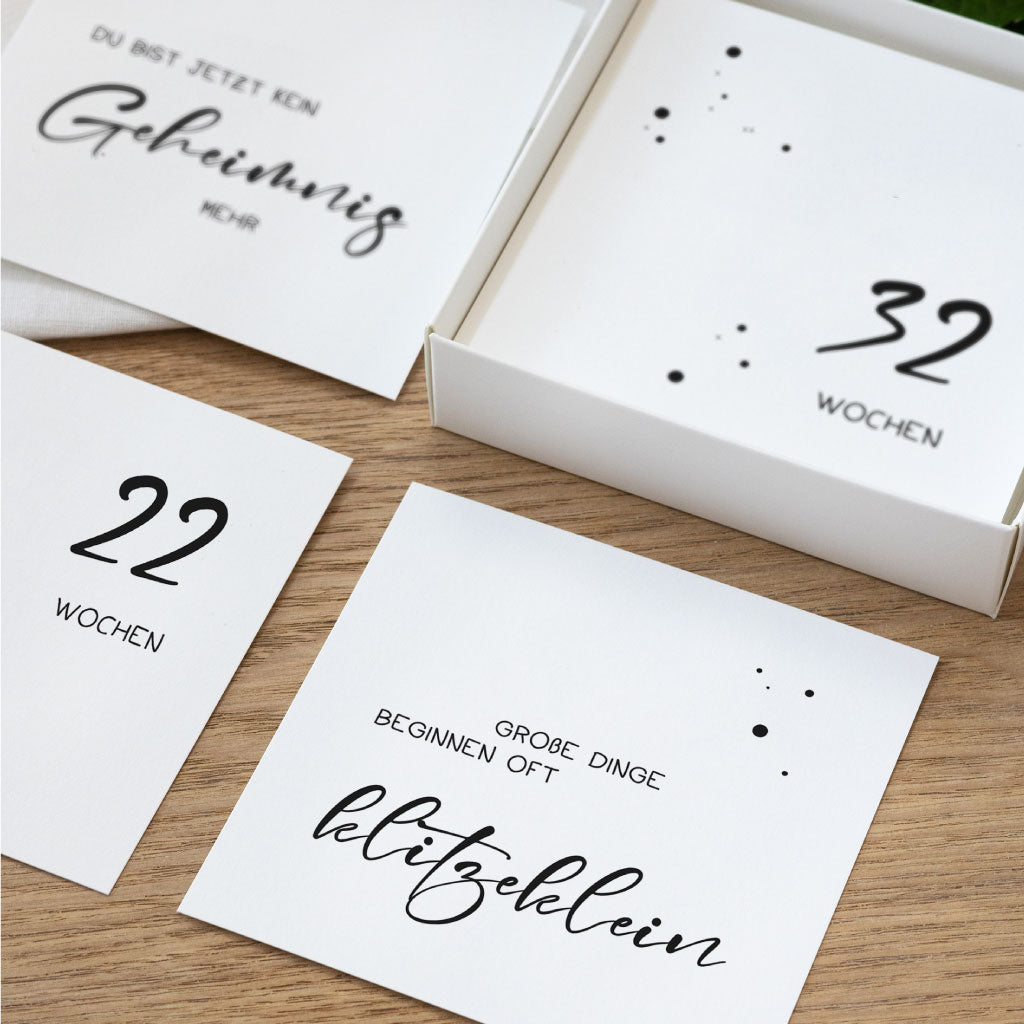 Meilensteinkarten für die Schwangerschaft mit klarer Typografie und minimalistischer Gestaltung – digitaler Download im Schwarz-Weiß-Design als Geschenk für werdende Mamas.