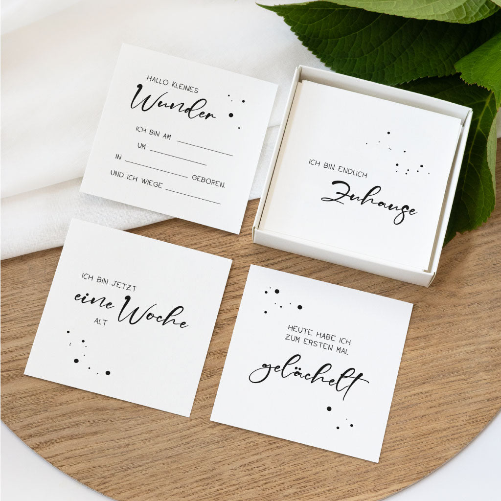 Download Meilensteinkarten als digitale Datei: vier Karten mit „Hallo kleines Wunder“, „eine Woche“ und „gelächelt“ neben PDF-Hinweis, minimalistisch schwarz weiß fürs Baby erstes Jahr zum Fotos machen und Erinnerungen festhalten.