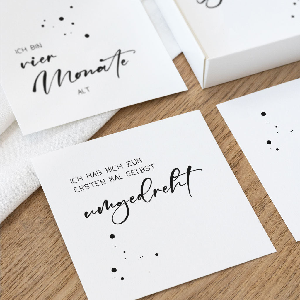 Detailkarte „Ich hab mich zum ersten Mal selbst umgedreht“ – Download Meilensteinkarten digitale Datei, minimalistisch schwarz weiß, um Erinnerungen im ersten Jahr festzuhalten.