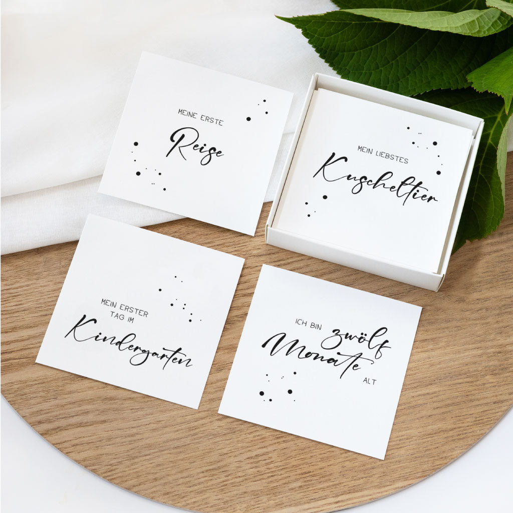 Setansicht Download Meilensteinkarten: Karten „Meine erste Reise“, „Mein liebstes Kuscheltier“, „Kindergarten“ und „zwölf Monate“ in minimalistisch schwarz weiß für Baby erstes Jahr.