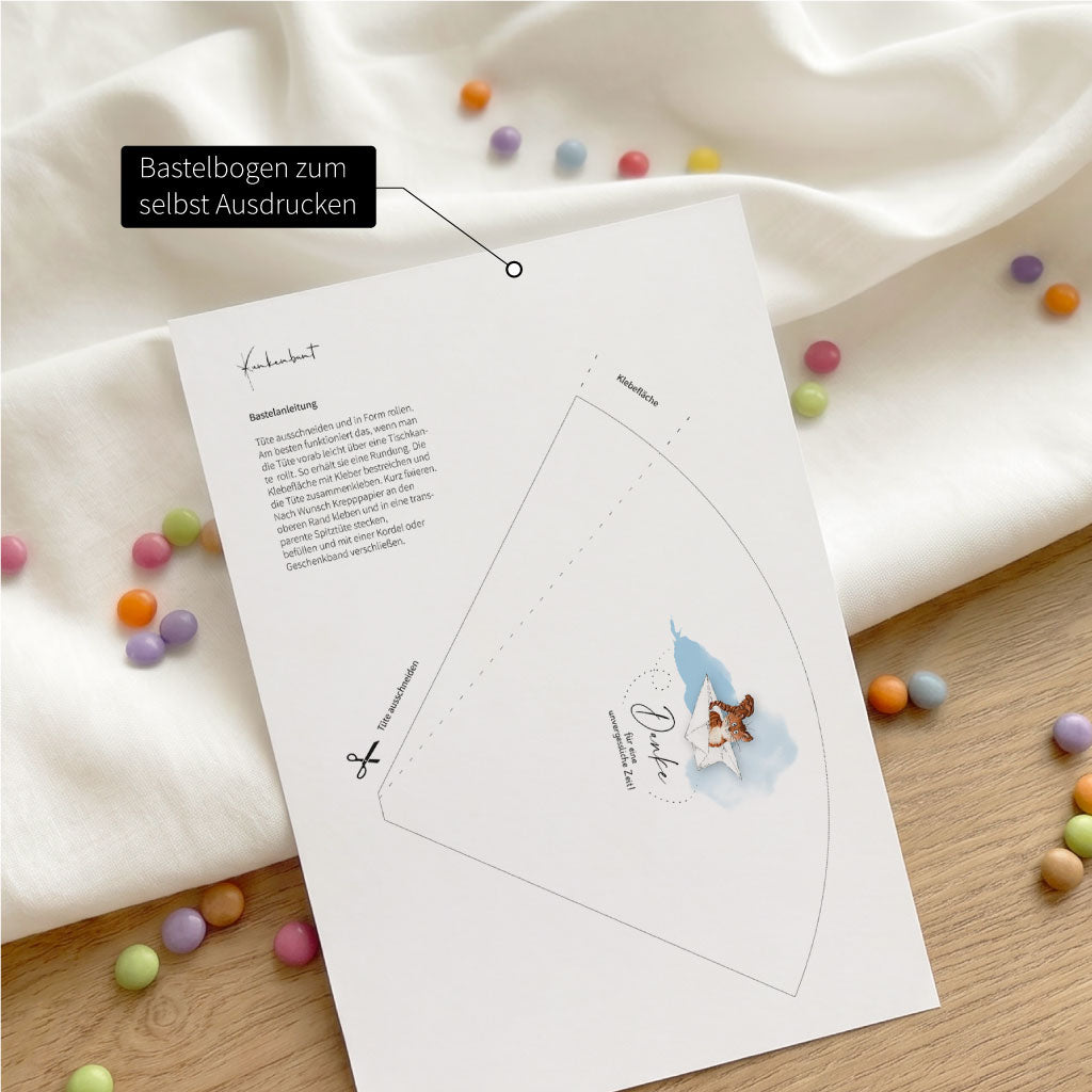 Ausgedruckter Bastelbogen der Mini Schultüte als PDF Download mit Anleitung und Katze im Papierflieger Aquarell Motiv.