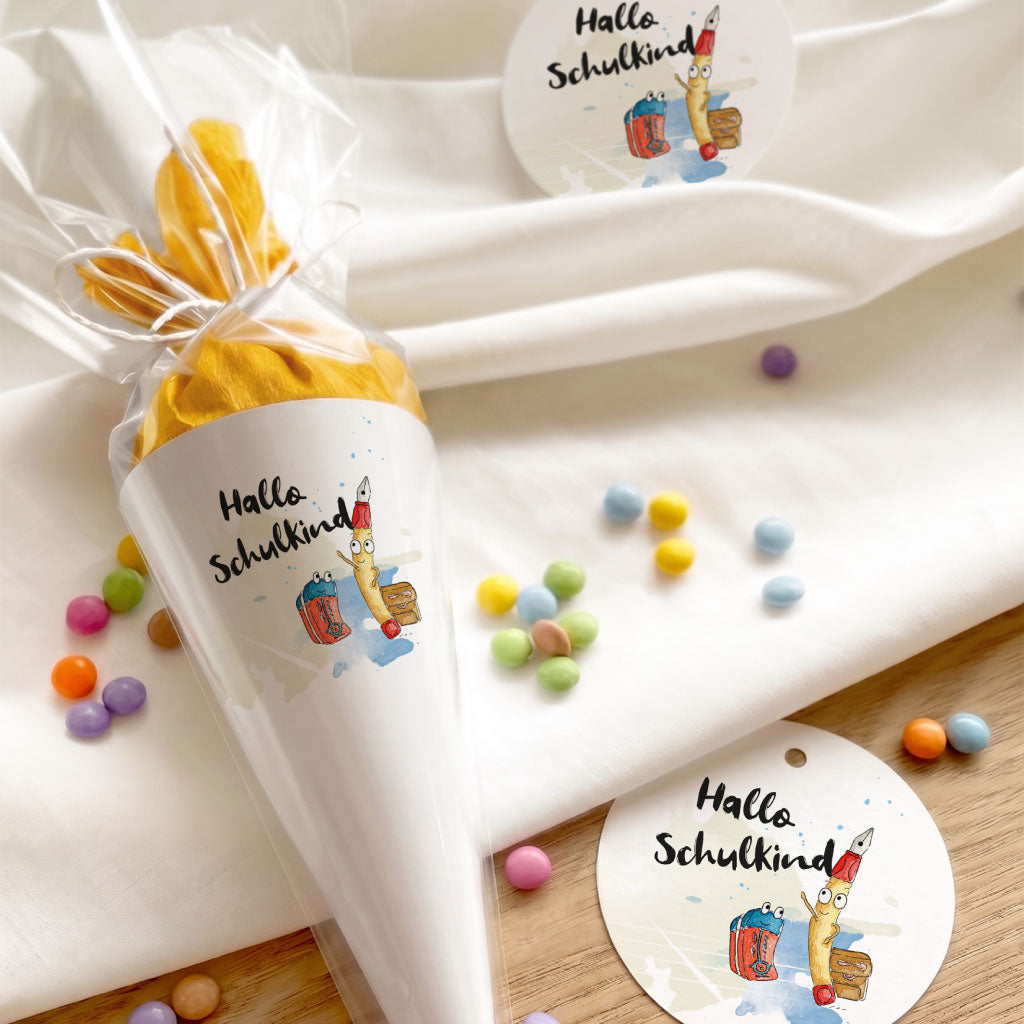 Ensemble aus Mini Schultüte und mehreren runden Anhängern mit dem lustigen Stifte Aquarell Motiv als Deko.