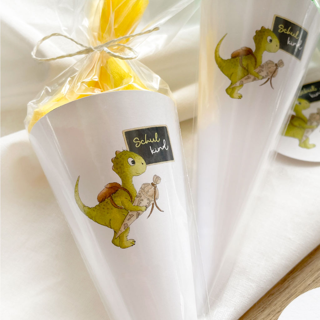 DIY Mini Zuckertüten mit Aquarell Dino Motiv und Tafel "Schulkind"