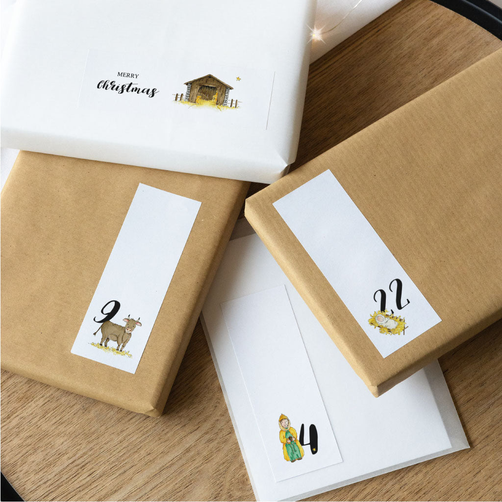24 Adventskalender Zahlen ausgedruckt und aufgeklebt auf kleinen Geschenken und Tüten