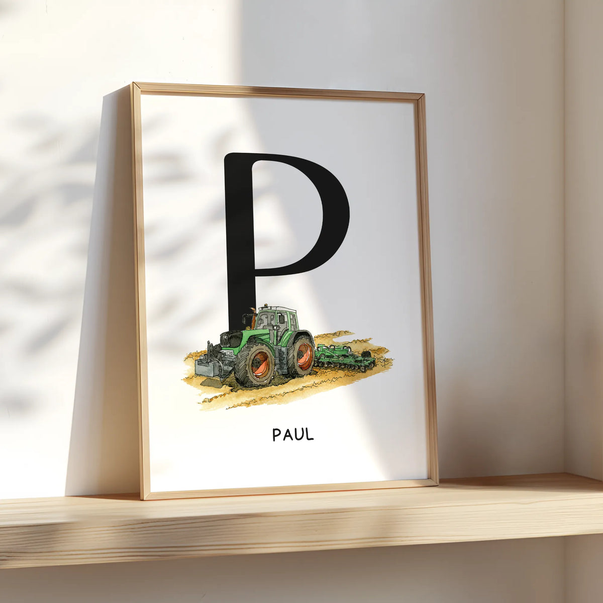 Personalisierbares Fahrzeugposter mit Aquarell Motiv Traktor, Initiale P und Name Paul, im Holzrahmen auf einem Holzregal