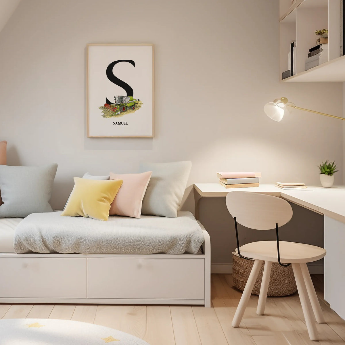 Personalisierbares Fahrzeugposter mit Aquarell Motiv Mähdrescher, Initiale S und Name Samuel, gerahmt an heller Kinderzimmerwand über einem Sofa