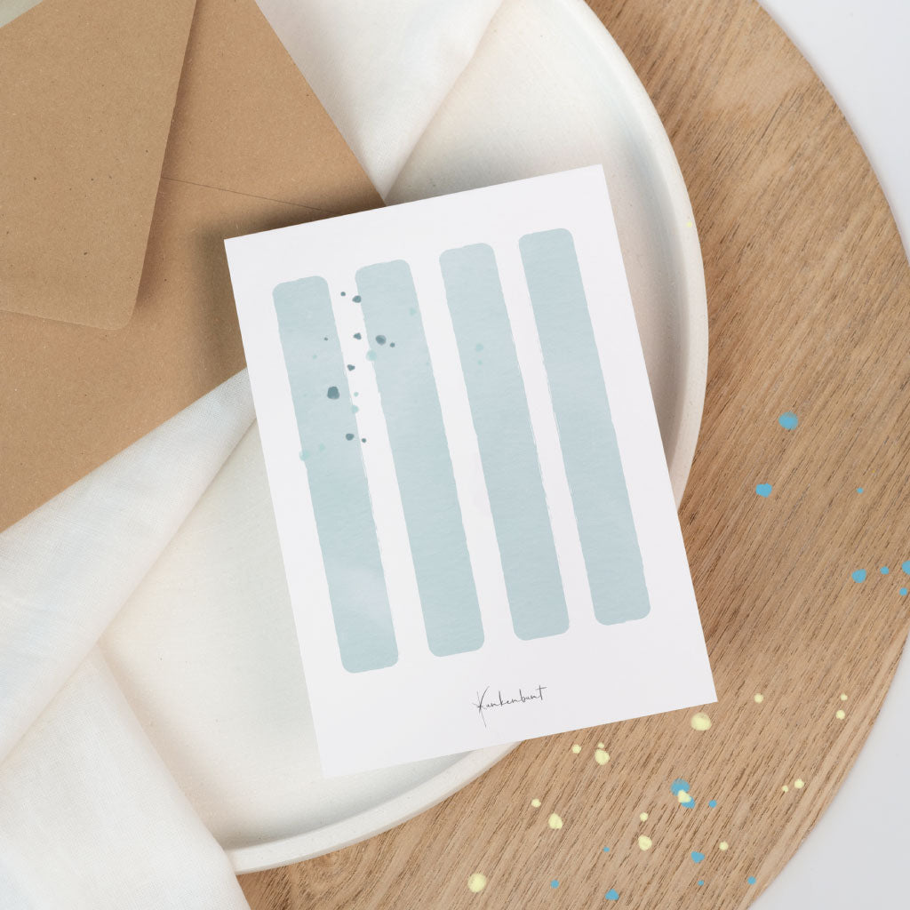 Rückseite der Geburtstagskarte mit hellblauen Aquarellstreifen und Sprenkeln – schlichtes Design mit künstlerischer Note.