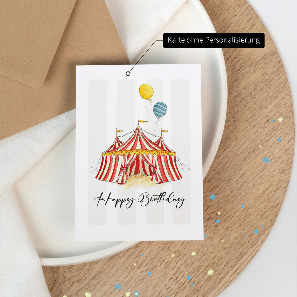 Variante der Zirkus-Geburtstagskarte ohne Namenspersonalisierung, handgemaltes Aquarell-Motiv mit Ballons, auf weißem Stoff und Holzteller platziert.
